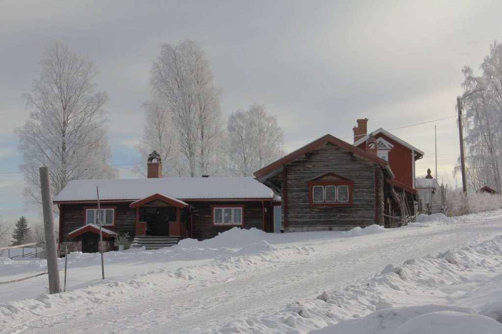 Hus i Dalarna med snö på taken